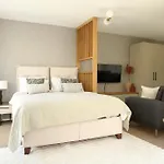 Lamira Serviced 4*