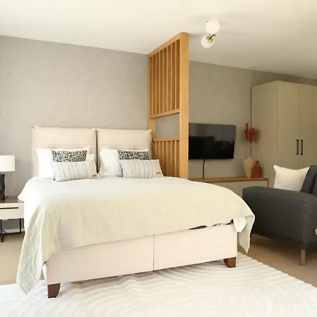 Lamira Serviced 4*
